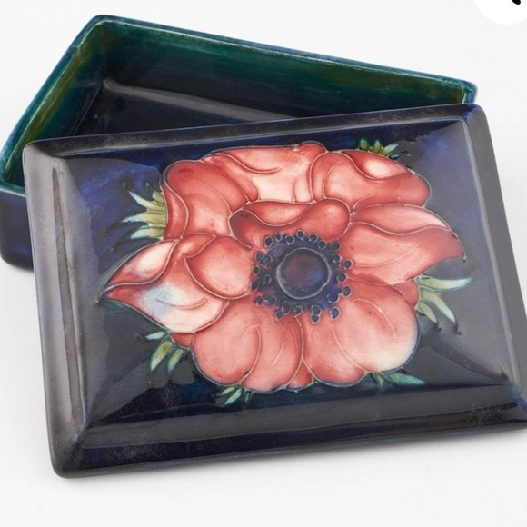 William Moorcroft, VINTAGE Deep blue ground with pink/green/blue anemone England - Picture 3 of 8